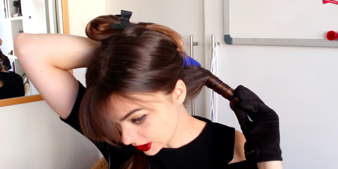 बैंग्स के साथ केशविन्यास: एक कर्लिंग लोहे पर अपने बालों को हवा दें
