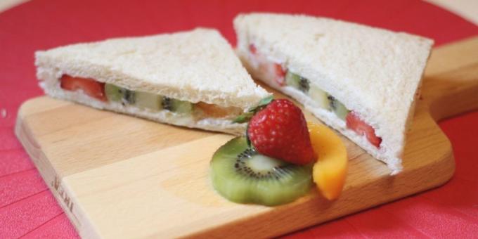 व्यंजनों: व्हीप्ड क्रीम, फल और जामुन के साथ सैंडविच