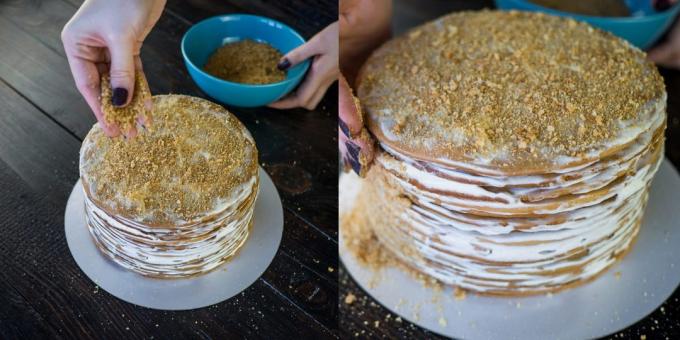 पकाने की विधि केक "हनी केक": टुकड़ों में शेष केक पीसने और उसे केक छिड़के।