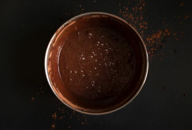 कोको और क्रीम पनीर के साथ ब्राउनी के लिए नुस्खा: परिणामी द्रव्यमान को sifted सूखी सामग्री के साथ मिलाएं