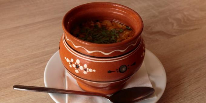 एक बर्तन में जैतून के साथ मछली का सूप