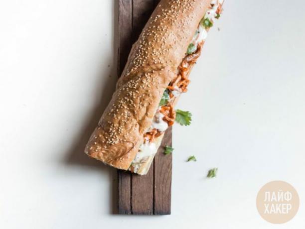 तैयार बैन mi सैंडविच को पूरा खाया जा सकता है या छोटे टुकड़ों में बांटा जा सकता है