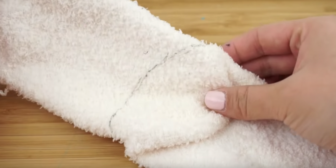 एक भरे हुए खिलौने को कैसे DIY करें: पैर की अंगुली पर एक रेखा खींचें