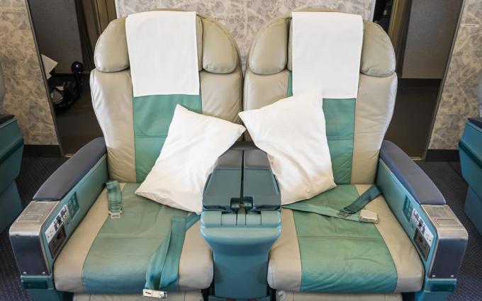 एक आधुनिक हवाई जहाज में खाली सीटों