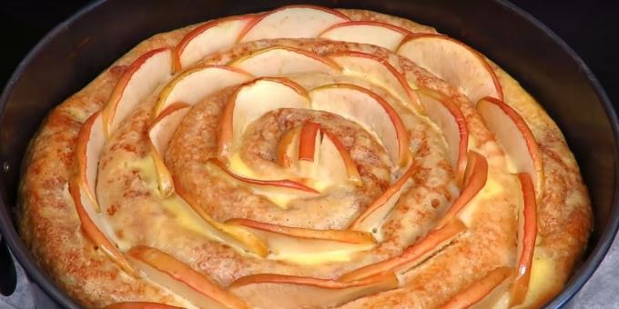 व्यंजनों: पनीर और सेब भरने के साथ पैनकेक केक