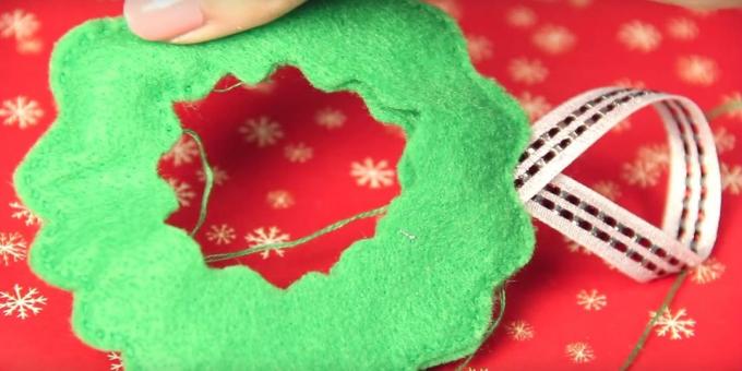 अपने हाथों के साथ क्रिसमस खिलौने: किनारों सीना और एक पाश जोड़ने