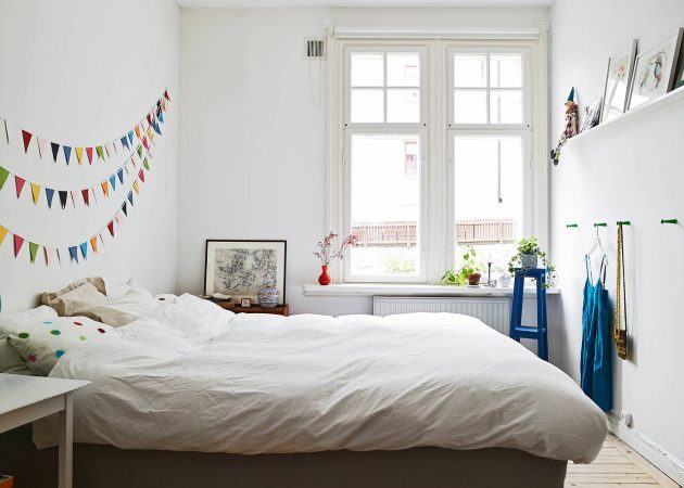 छोटे बेडरूम: दीवार पर हुक