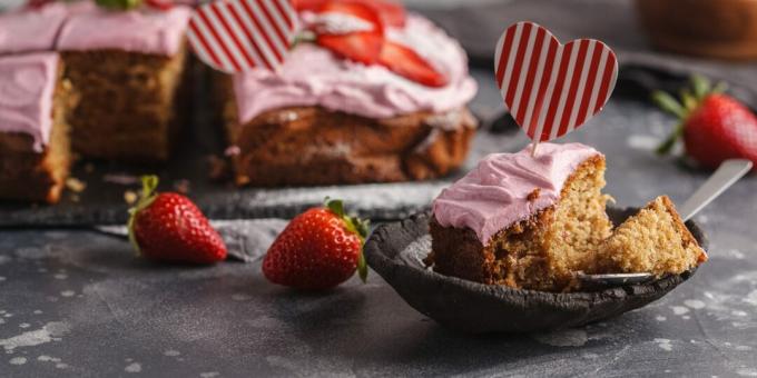 स्ट्रॉबेरी फ्रॉस्टिंग के साथ दही केक