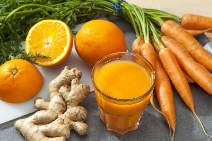गाजर और अदरक के साथ संतरे का रस