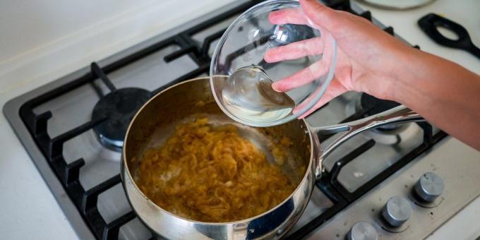 एक क्लासिक प्याज सूप पकाने के लिए कैसे: पैन में शराब जोड़ें