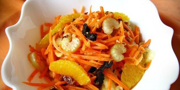 गाजर, संतरे, अजवाइन, नट और सूखे फल की सलाद