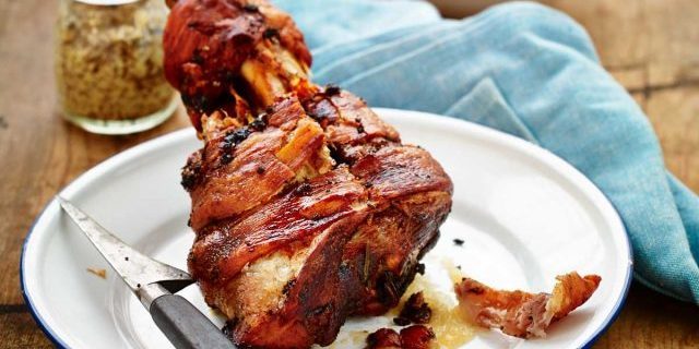 पोर्क अंगुली "Shvaynhakse" बवेरियन: ओवन में सुअर का मांस